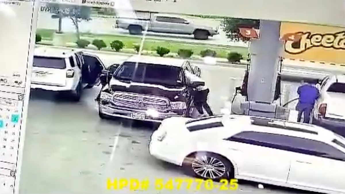 Two men allegedly steal an envelope of cash from a car in Texas