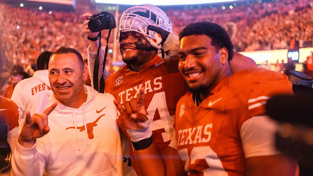 Steve Sarkisian with his players