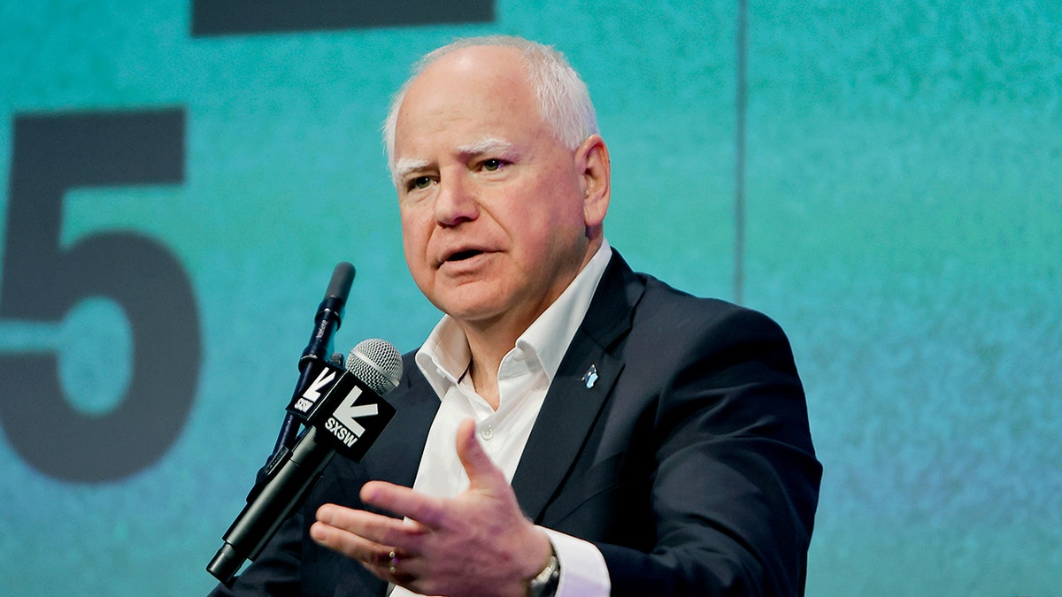 Tim Walz habla en el escenario