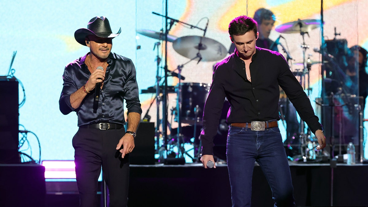 Tim MCGraw en Timothy Wayne treden op