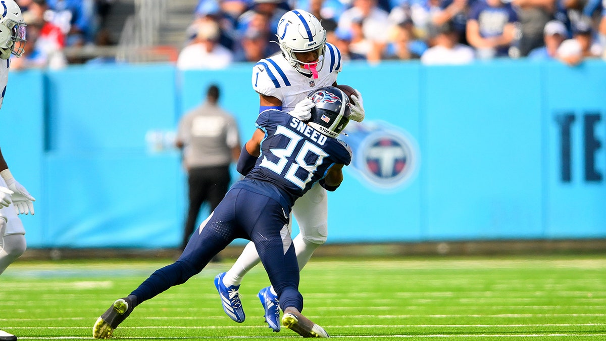 L'Jarius Sneed enfrenta Josh Downs