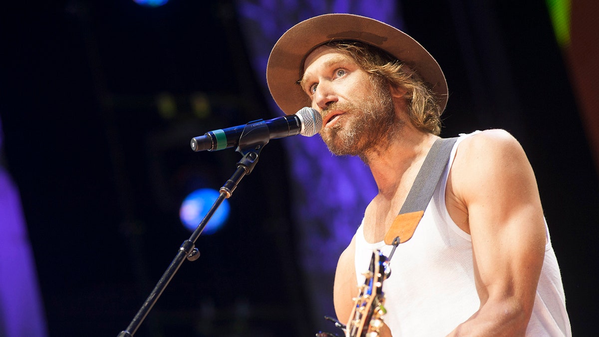 歌手托德·斯奈德 (Todd Snider) 在 2014 年農場援助會上登台表演。