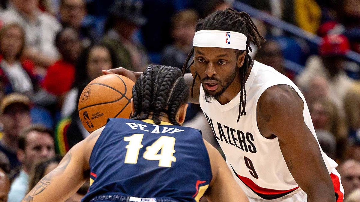 Jerami Grant, de los Trail Blazers, e Yves Missi, Pelicans