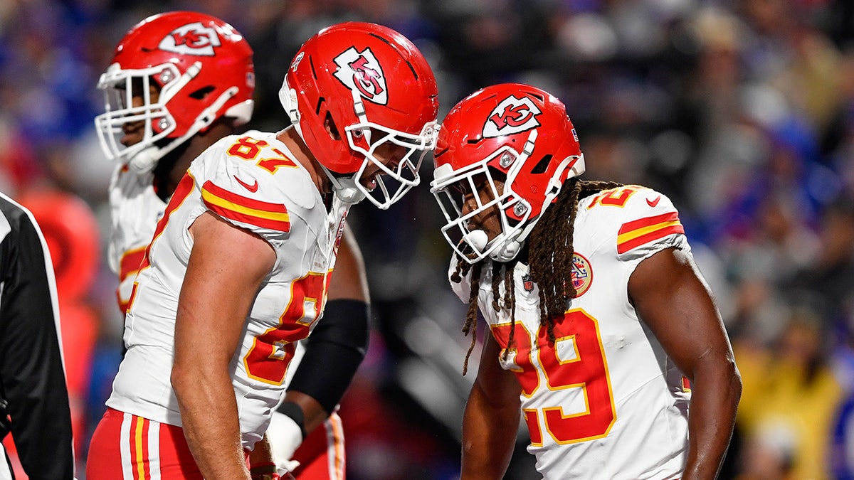 Travis Kelce y Kareem Hunt celebran