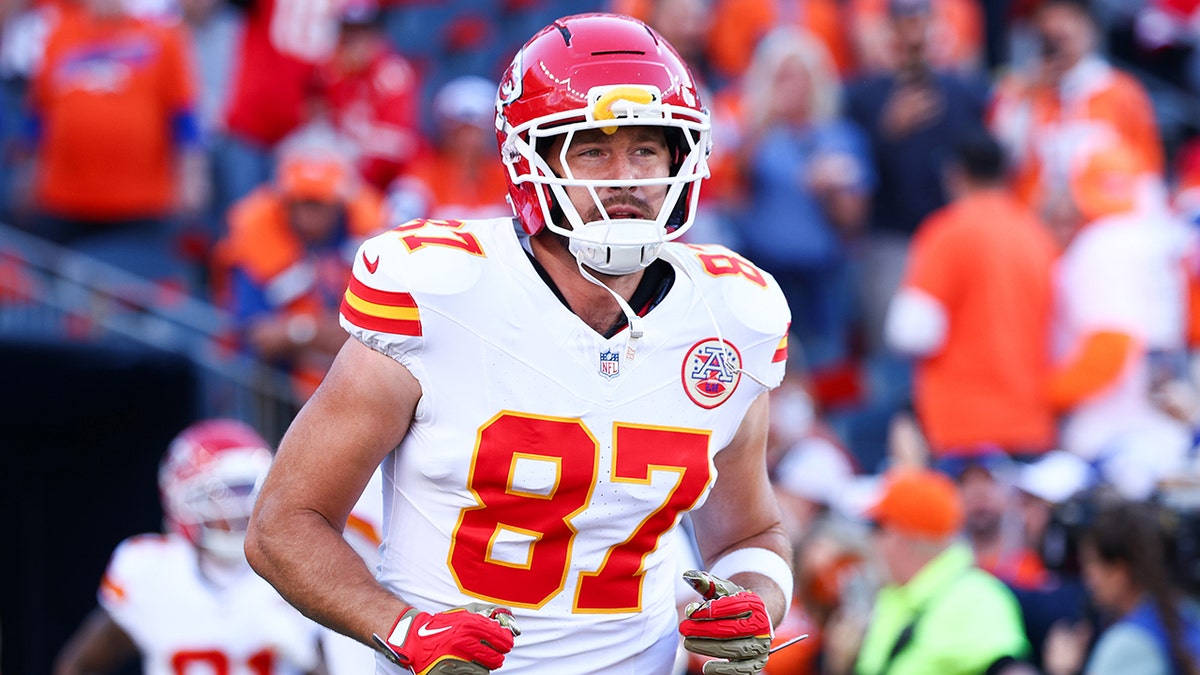 Travis Kelce runs on field