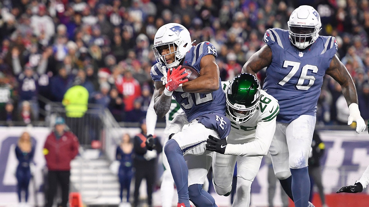 TreVeyon Henderson scores touchdown