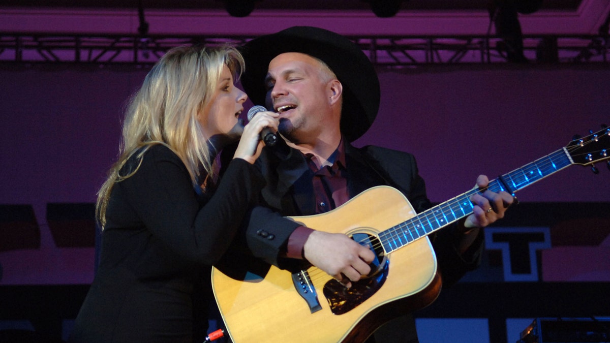 Trisha Yearwood and Garth Brooks sing together
