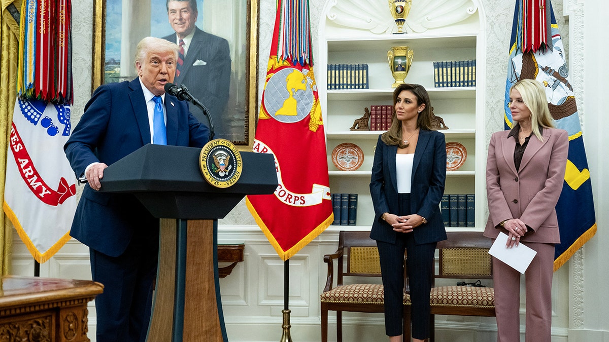 Presidente Donald Trump, Alina Habba e Pam Bondi na Casa Branca