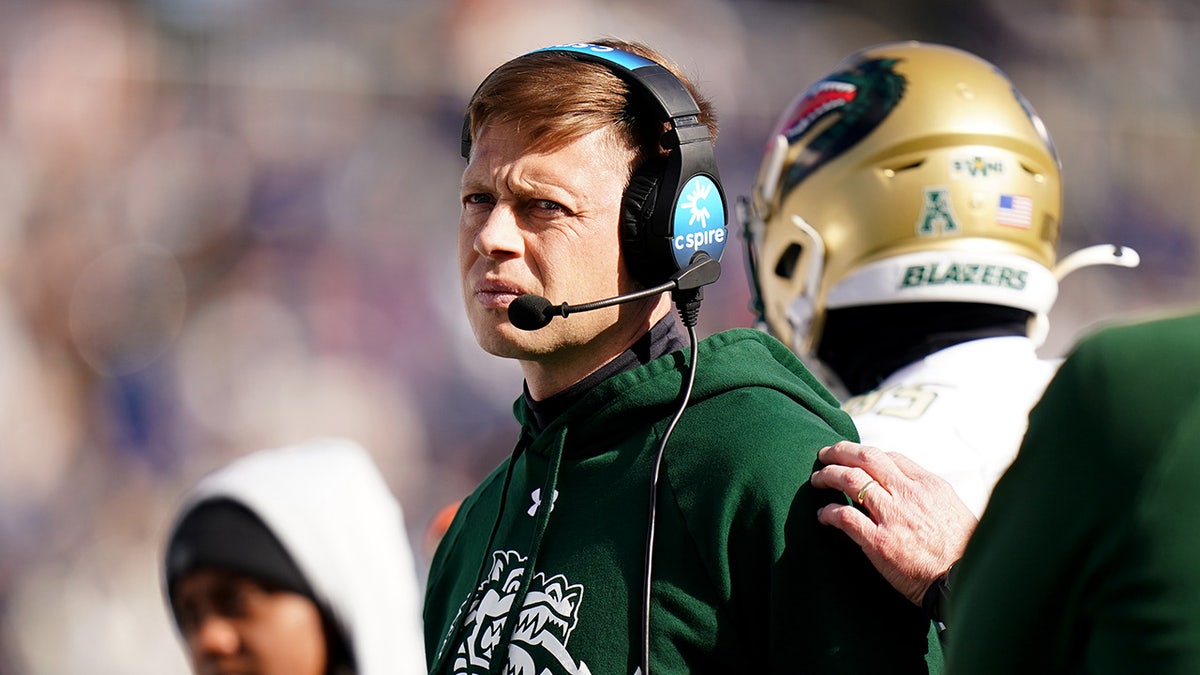 Alex Mortenson observa