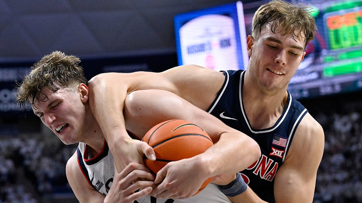 UConn, Arizona players fight for rebound
