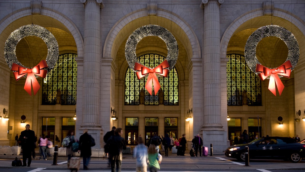 Holiday travelers and commuters head to Union Station in advance of the Thankgiving holiday on Tuesday evening, Nov. 24, 2009.