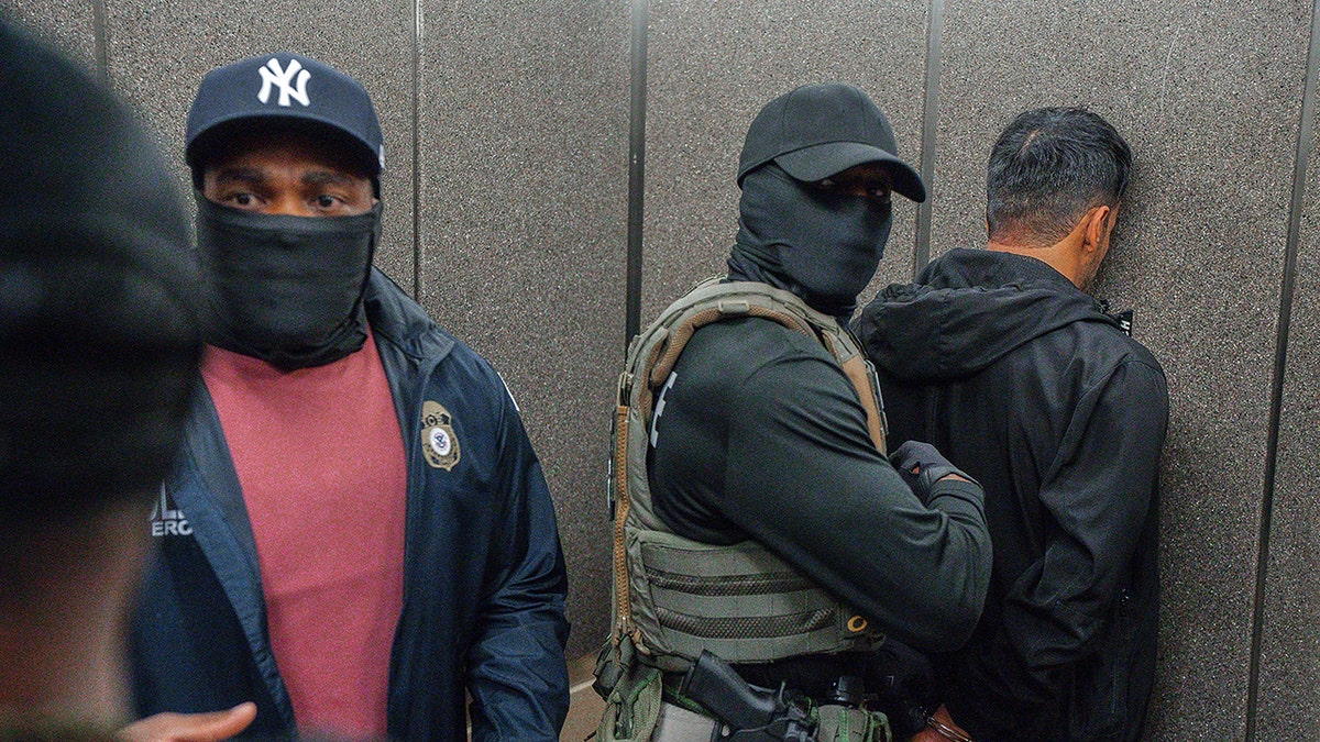 2025 সালের জুনে আইসিই এজেন্টরা কাজ করছে