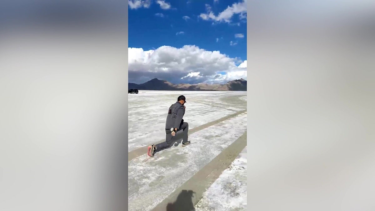 নেভি ভেট প্রতিদিনের চলাফেরা এবং পুষ্টির অভ্যাস প্রকাশ করে যা তাকে 35 বছরের পরে ফিট রাখে নেভি ভেট প্রতিদিনের চলাফেরা এবং পুষ্টির অভ্যাস প্রকাশ করে যা তাকে 35 বছরের পরে ফিট রাখে