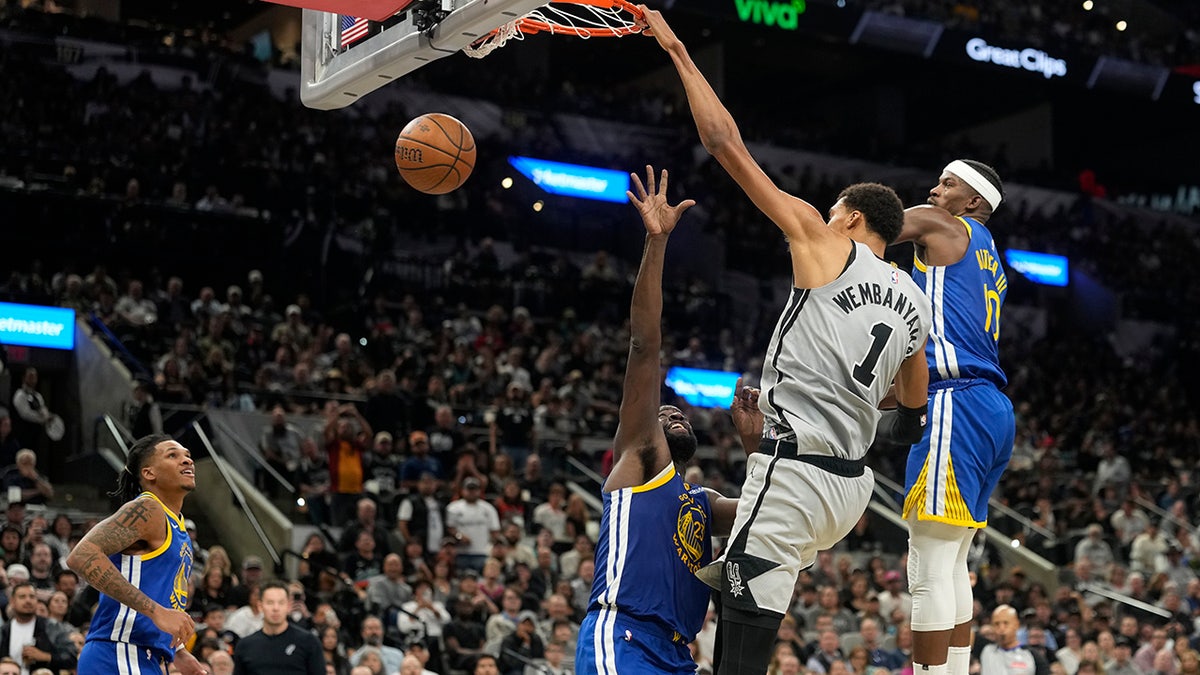 Victor Wembanyama wsadza do Draymonda Greena