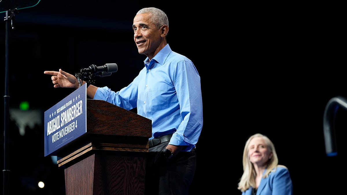 La candidata demócrata a gobernador de Virginia, Abigail Spanberger, se une al ex presidente Barack Obama durante un evento de campaña el sábado 1 de noviembre de 2025 en Norfolk, Virginia (Foto AP/Steve Helber).
