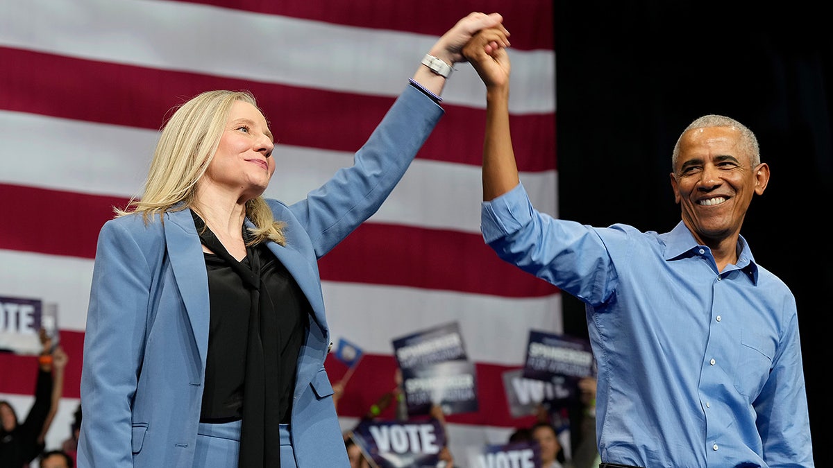 La candidata demócrata a gobernador de Virginia, Abigail Spanberger, se une al ex presidente Barack Obama durante un evento de campaña el sábado 1 de noviembre de 2025 en Norfolk, Virginia (Foto AP/Steve Helber).