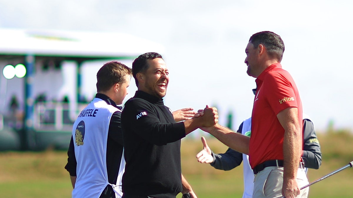 স্কিনস গেমে ক্যাশ না করার পরে গল্ফ তারকাকে হাস্যকরভাবে alt=