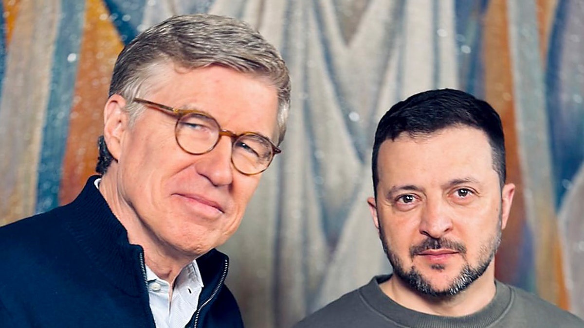 Greg Palcott está ao lado de Volodymyr Zelensky.