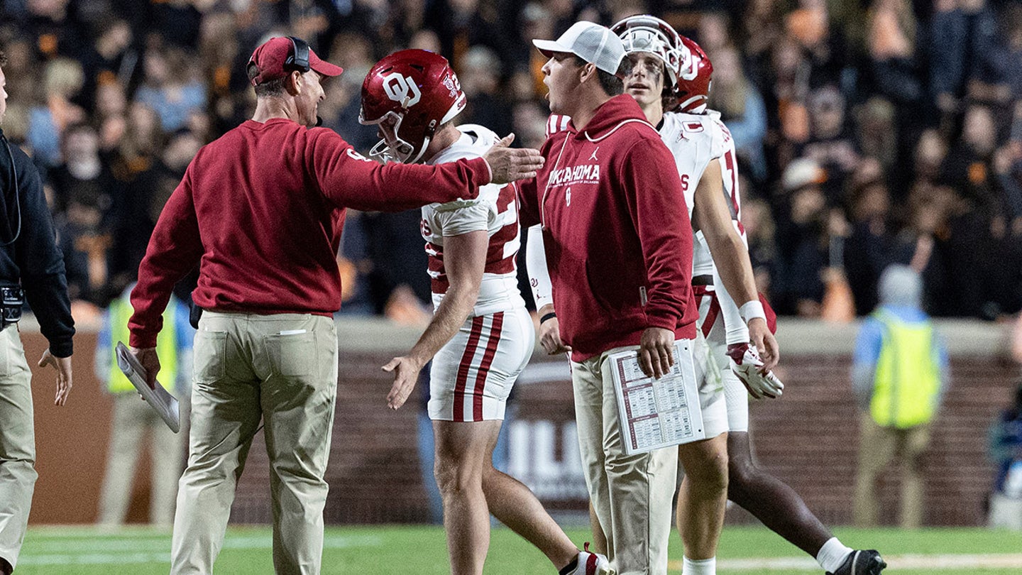 ESPN broadcasters roast Oklahoma kicker for wearing short shorts: 'That should be a penalty'