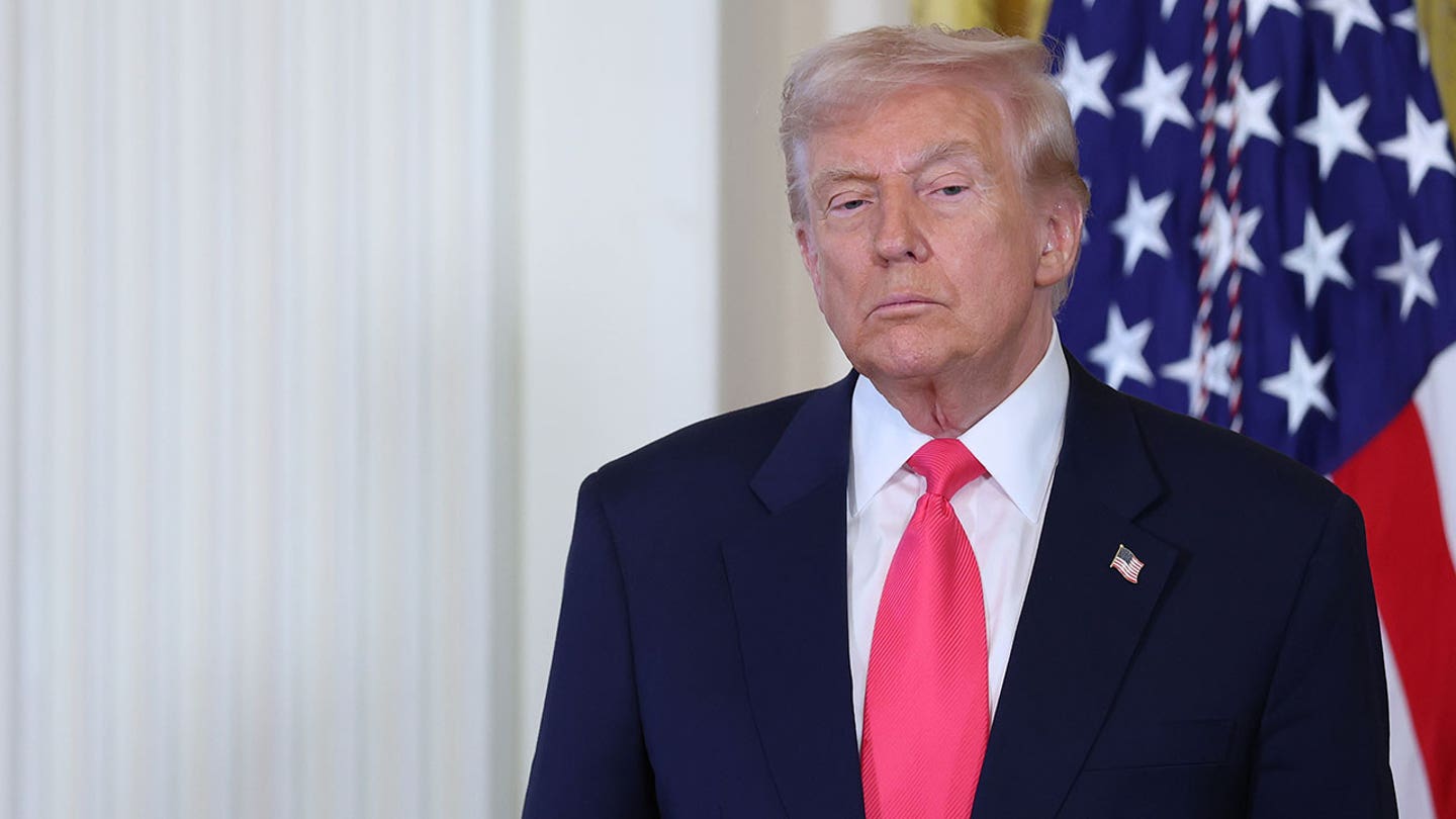 La edad de Donald Trump no está recibiendo la misma escrutinio que la de Biden, se queja el escritor del Atlántico.