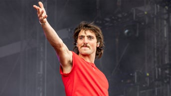 Benson Boone bromea con que su letra de "helado de rayo de luna" merecía una nominación a los Grammy tras su desaire - Fox News