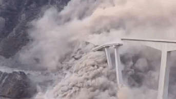 Una maravilla de la ingeniería China se convierte en polvo al precipitarse por un barranco un puente recién inaugurado - Fox News