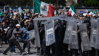 More than 100 officers injured as protesters attack police, breach barrier at Mexico's National Palace - Fox News