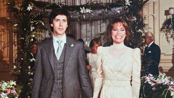 Mary Tyler Moore’s husband shares photos from their unexpected Thanksgiving eve wedding