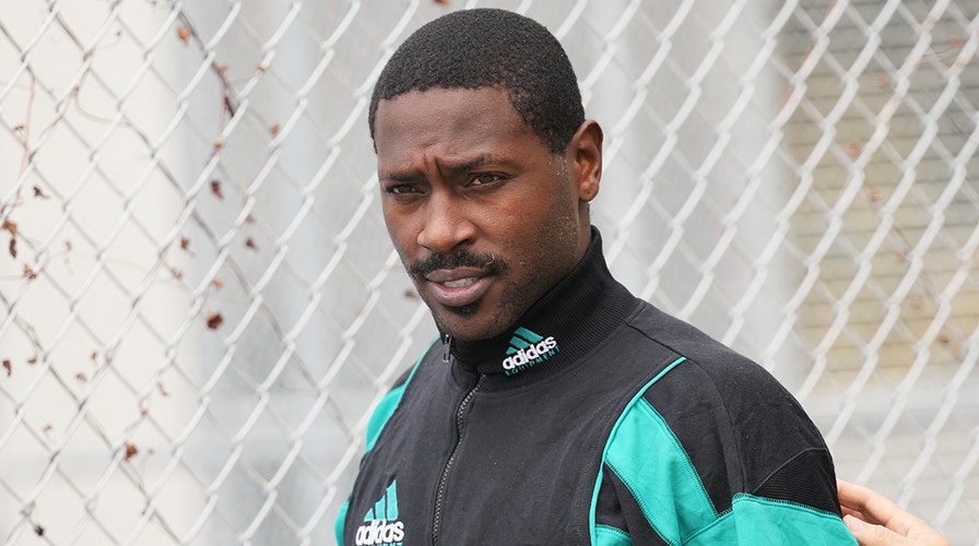 Ex-NFL star Antonio Brown goes to food truck after being released from jail on bond, praises God