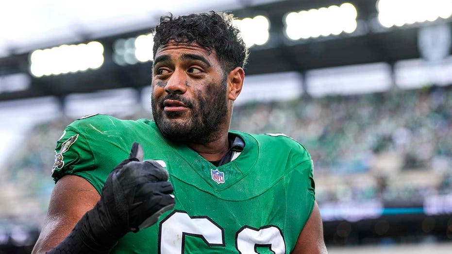 Eagles star Jordan Mailata politely interrupts reporter mid-question to enforce 'ladies first' policy