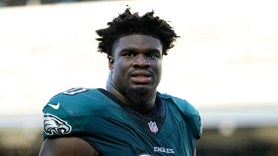 Eagles star lifts spirits of those in need around Thanksgiving holiday