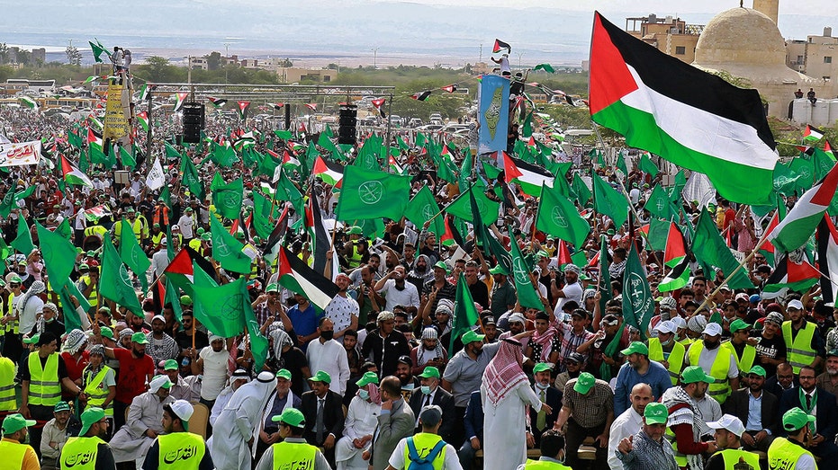 Trump signs executive order targeting certain Muslim Brotherhood chapters as terrorist groups