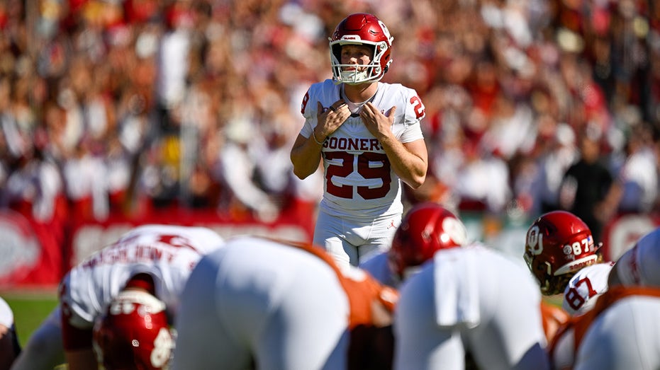 ESPN broadcasters roast Oklahoma kicker for wearing short shorts: 'That should be a penalty'