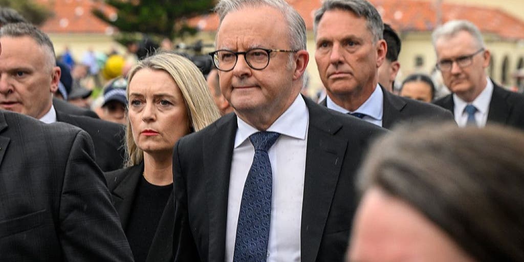 Australian PM Albanese gets booed during Bondi Beach vigil honoring Hanukkah attack victims