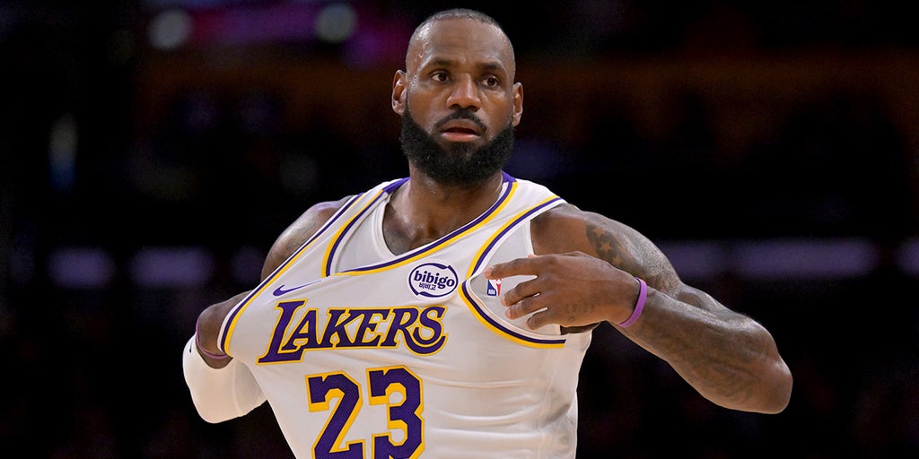 LeBron James críticas porgolf durante el himno nacional | Fox News