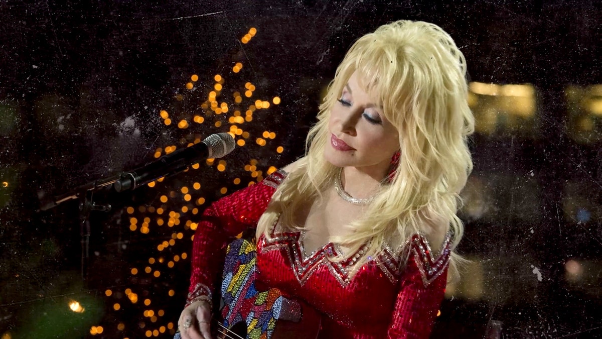 Dolly Parton’s holiday wonderland illuminates the Tennessee mountains with 6 million Christmas lights  at george magazine
