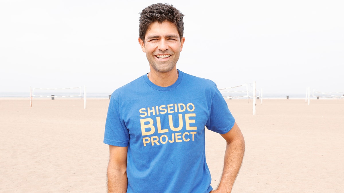 Adrian Grenier at a beach clean-up at Zuma Beach in July 2021.