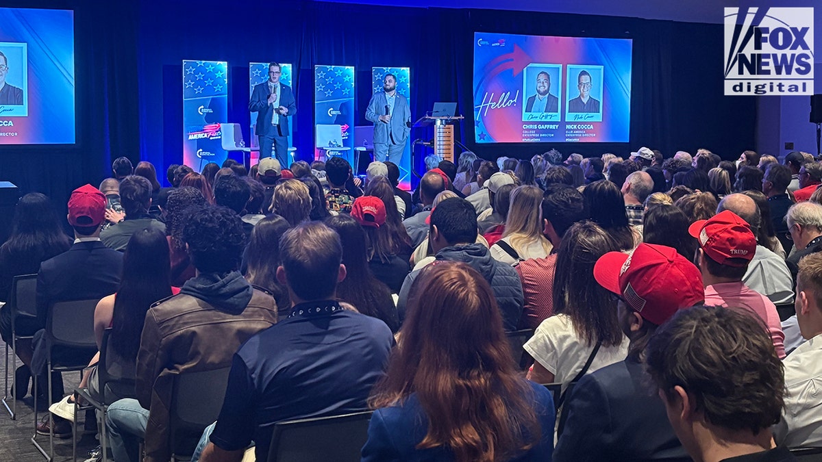 Multidões assistem ao palco do evento TPUSA Americafest em Phoenix
