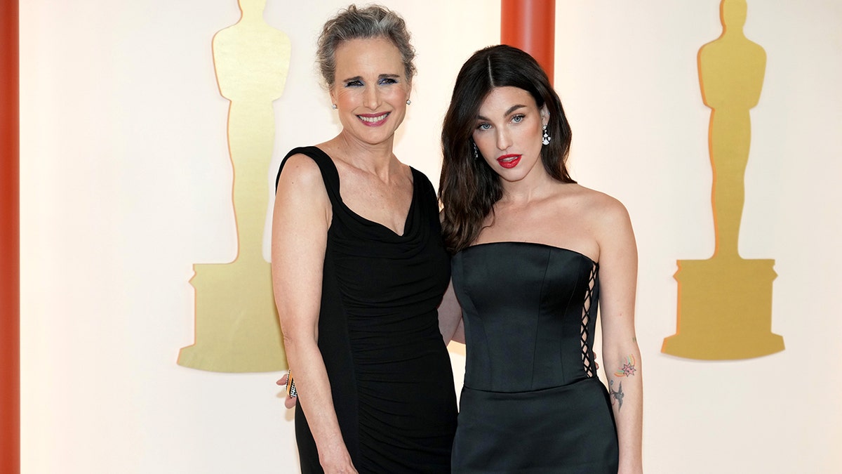 Andie MacDowell berfoto bersama putrinya Rainey Qualley pada tahun 2023