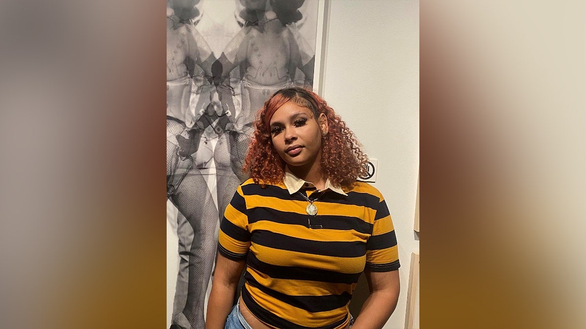 Angelique Johnson draagt ​​een shirt met strepen.