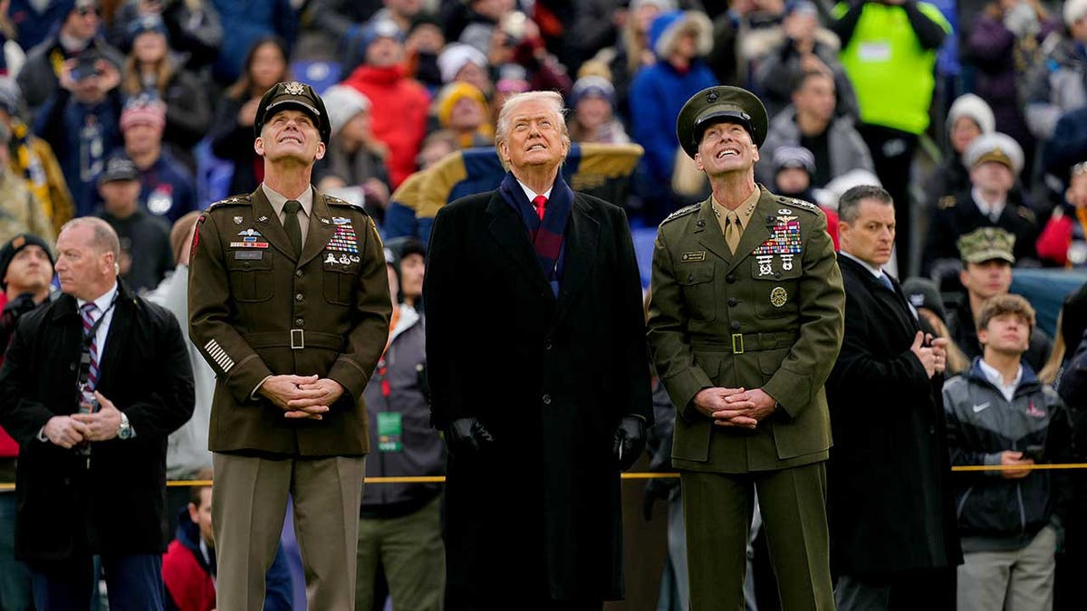 Trump arrives astatine  Army-Navy game