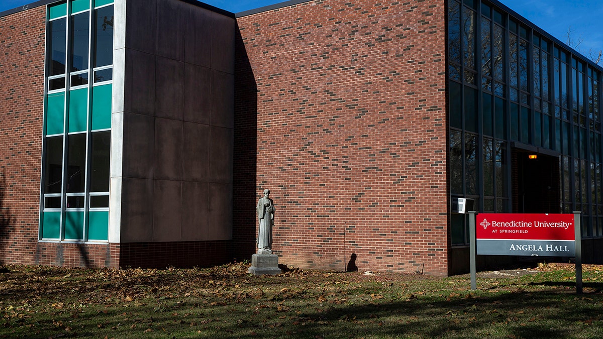 Budynek z cegły Uniwersytetu Benedyktyńskiego i czerwony znak