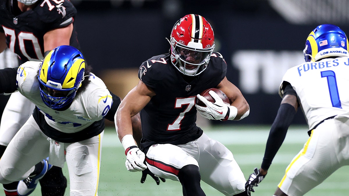 Bijan Robinson runs with ball