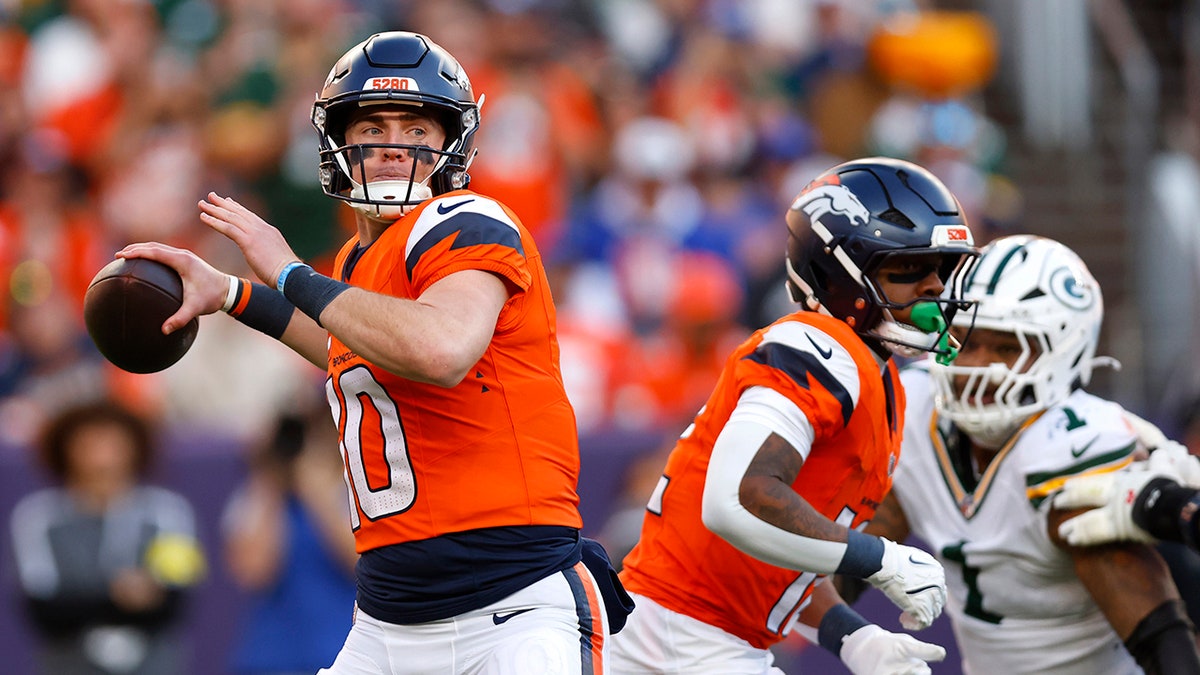 Bo Nix memberikan umpan