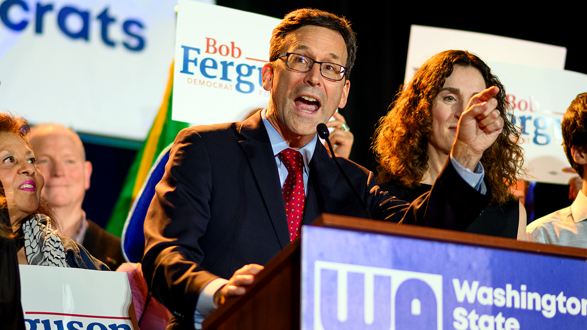 El nuevo gobernador de Washington, Robert