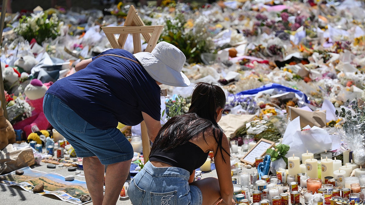 Bondi Beach flowers laid at memorial 