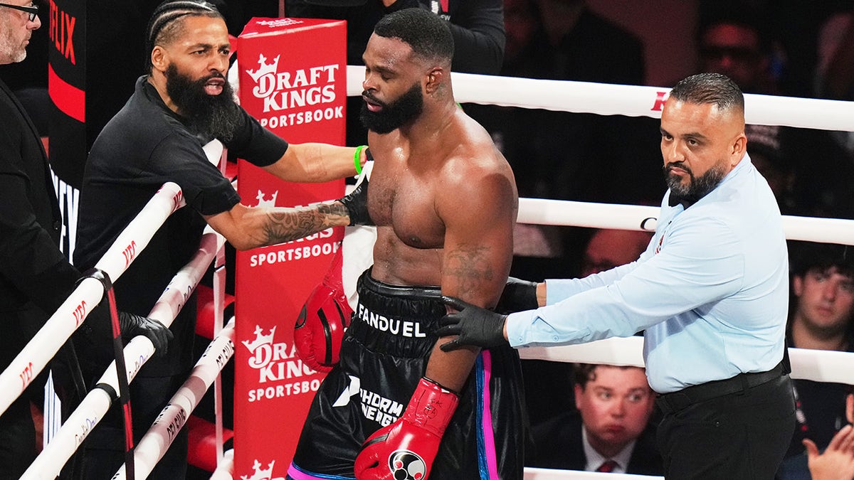 泰倫·伍德利走到拐角處