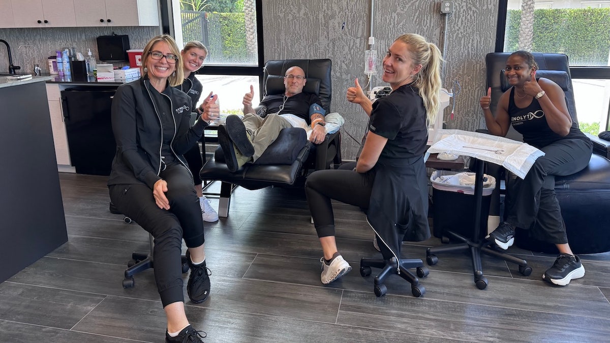 ব্রেট অসবর্ন এবং সেনোলিটিক্সের দল