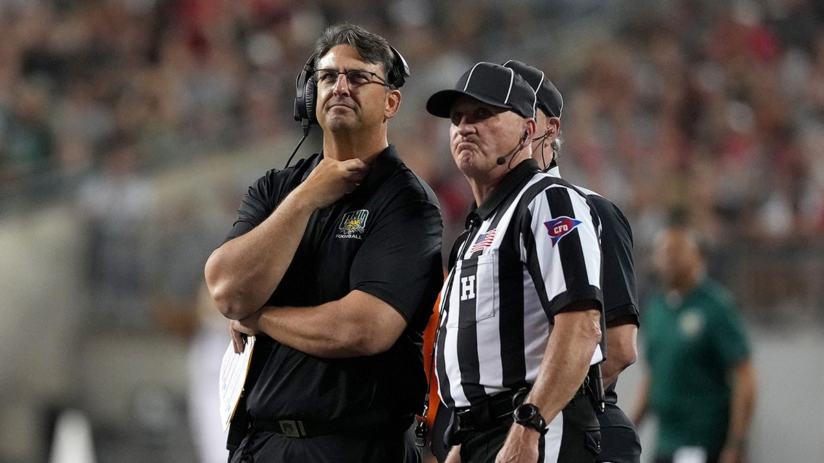 Brian Smith talks to ref