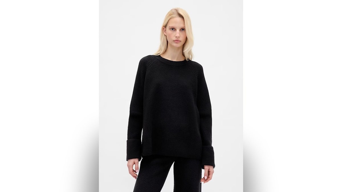 This oversized sweater is all about warmth and comfort.